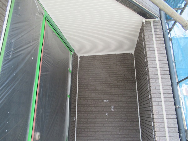 神奈川県横須賀市|屋根塗装・外壁塗装施工中⑩エバーロックネクストで軒天塗装 (1)