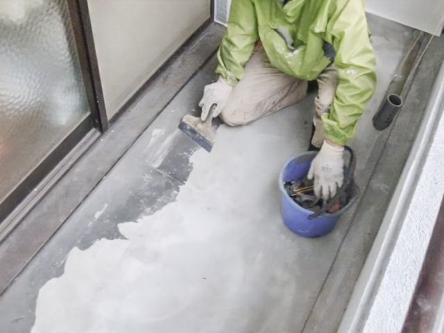 ベランダの防水層を守るトップコートは定期的に塗り替えを!時期・費用相場 (4)
