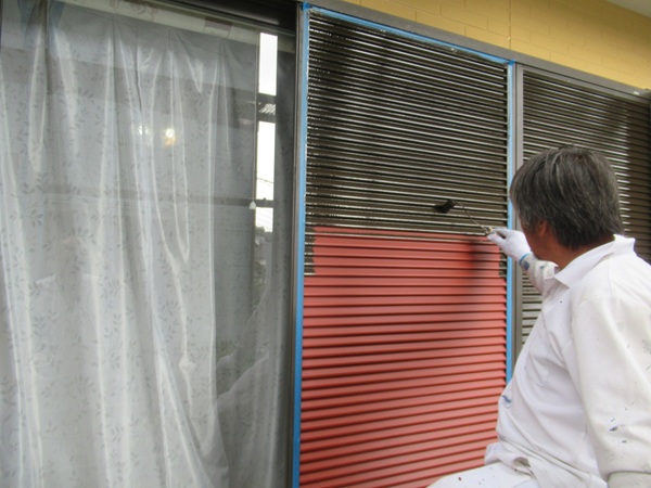 神奈川県三浦市|屋根塗装・外壁塗装施工中⑯雨戸塗装で美観と耐久性を向上 (1)