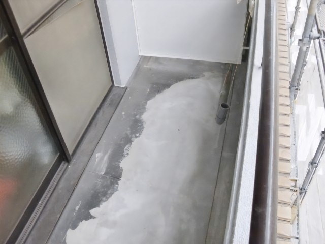 ベランダの防水層を守るトップコートは定期的に塗り替えを!時期・費用相場 (2)