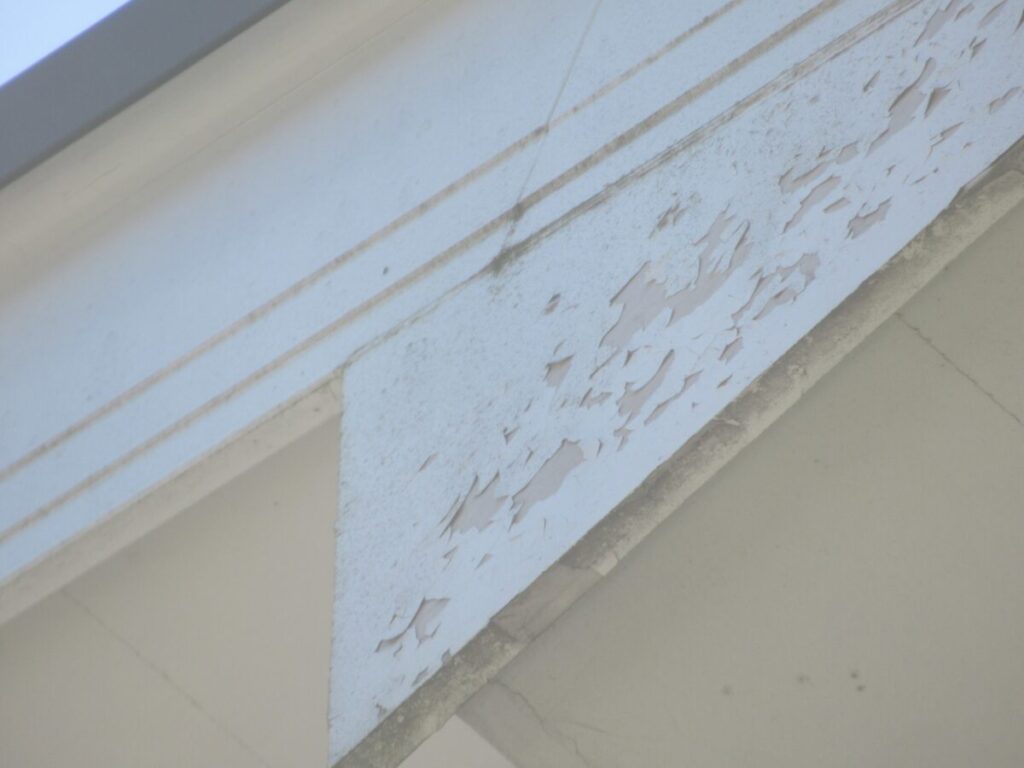 鎌倉市・現場調査①破風板の塗膜の剥がれが気になり、ご相談くださいました (2)