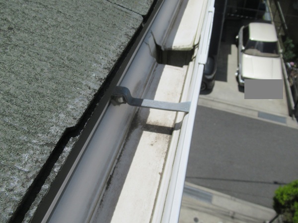 鎌倉市・現場調査⑥雨樋や鼻隠しは塗装が劣化し、汚れやコケが見られました (2)
