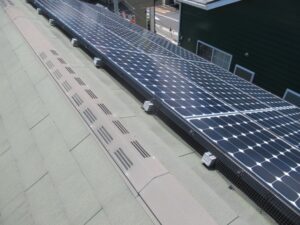 鎌倉市・現場調査⑤太陽光パネルが乗った化粧スレート屋根の劣化症状 (1)