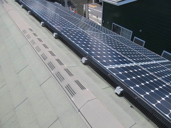 鎌倉市・現場調査⑤太陽光パネルが乗った化粧スレート屋根の劣化症状 (1)