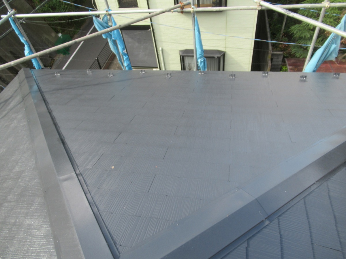 神奈川県三浦郡葉山町｜屋根塗装・外壁塗装⑥棟板金補強、屋根上塗り