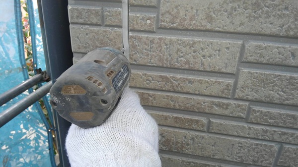 神奈川県三浦郡葉山町|屋根塗装・外壁塗装②シーリングを電動カッターで撤去 (3)