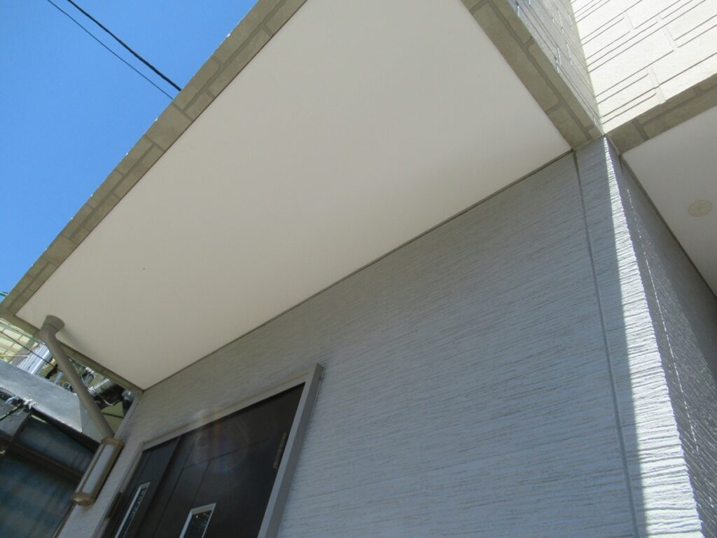 神奈川県鎌倉市・現場調査④軒天材の汚れ、シーリング劣化、換気口のサビ