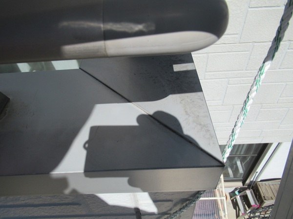 神奈川県鎌倉市・現場調査⑥ベランダの汚れ、手すり(笠木)の劣化 (2)