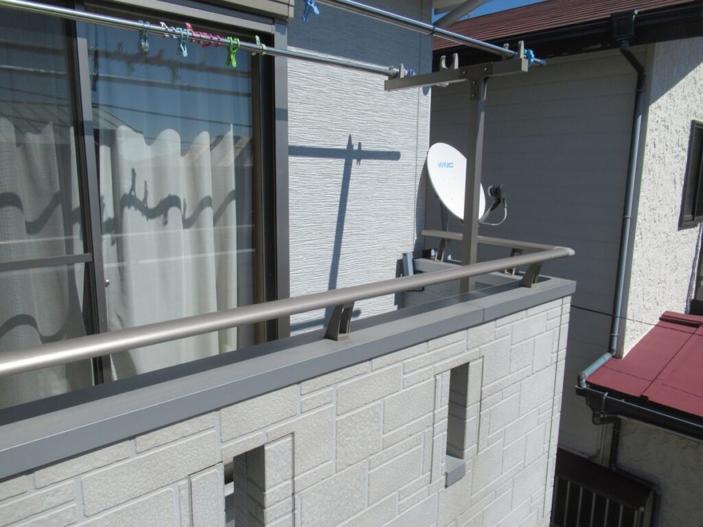 神奈川県鎌倉市・現場調査⑥ベランダの汚れ、手すり(笠木)の劣化2