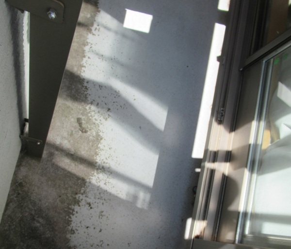 神奈川県鎌倉市・現場調査⑥ベランダの汚れ、手すり(笠木)の劣化