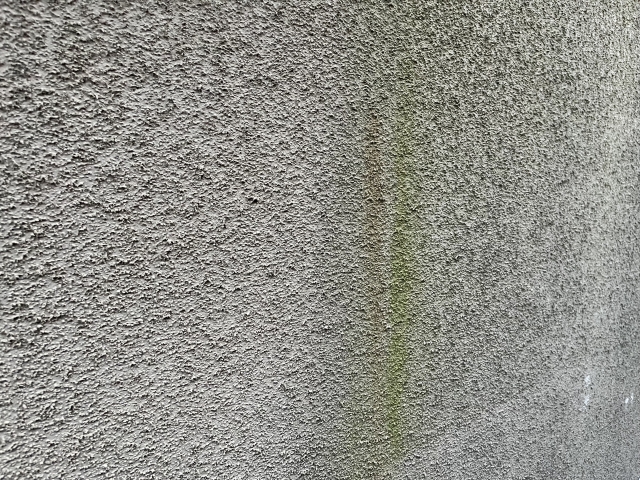 外壁が汚れる主な原因とは