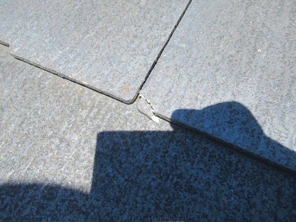 神奈川県鎌倉市・現場調査③屋根は欠けや色褪せ、棟板金の釘が浮いていました (3)