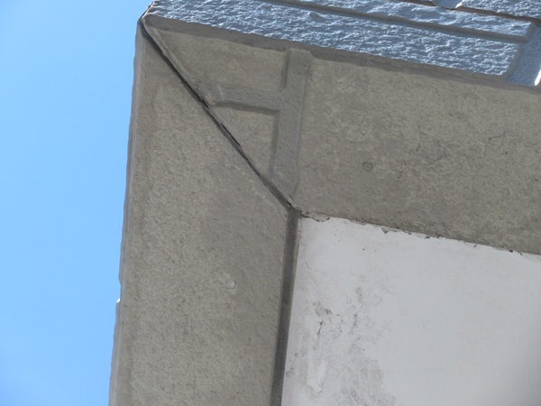 神奈川県鎌倉市・現場調査④軒天材の汚れ、換気口のサビ、シーリング劣化 (3)