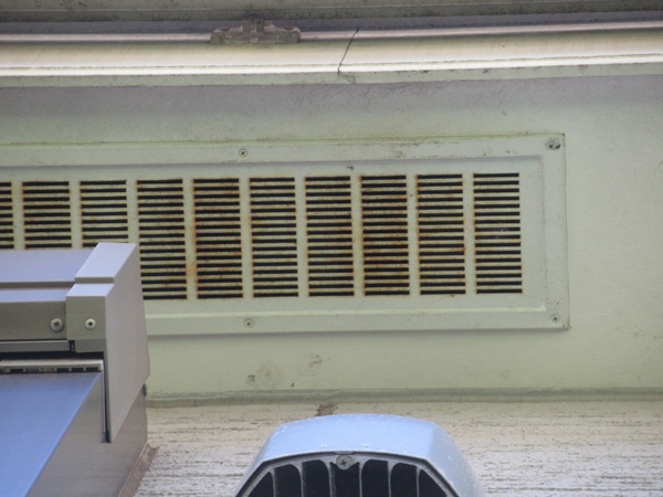 神奈川県鎌倉市・現場調査④軒天材の汚れ、換気口のサビ、シーリング劣化 (1)