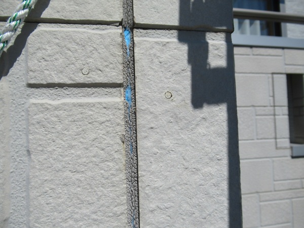 神奈川県鎌倉市・現場調査②シーリングが劣化して下地材が見えていました (2)