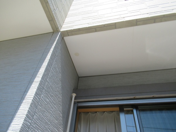 神奈川県鎌倉市・現場調査④軒天材の汚れ、換気口のサビ、シーリング劣化 (2)