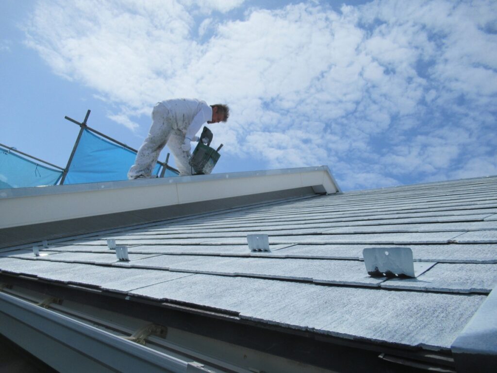神奈川県鎌倉市|外壁塗装・屋根塗装③屋根下塗りで下地を整え、中塗りで膜厚を確保