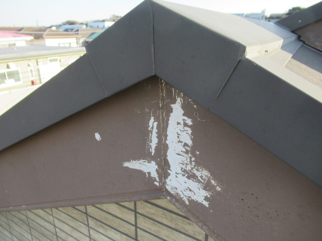 神奈川県逗子市・現場調査⑤破風板は塗膜が剥がれ、錆び、継ぎ目に隙間が。 (3)