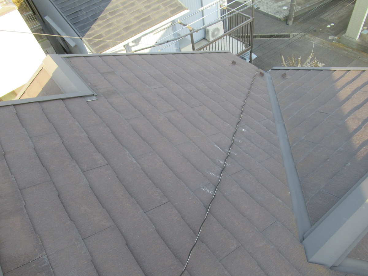 神奈川県逗子市・現場調査④スレート屋根のクラック、カビ、雪止めのサビ (3)