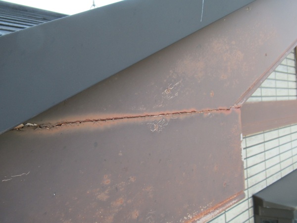 神奈川県逗子市・現場調査⑤破風板は塗膜が剥がれ、錆び、継ぎ目に隙間が。 (1)