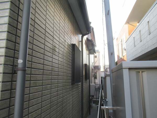 神奈川県逗子市・現場調査①外壁のひび割れ、コケを心配され、ご相談くださいました (1)