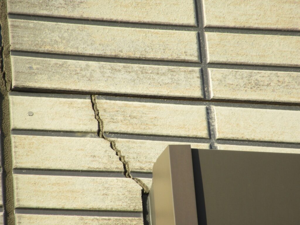 神奈川県逗子市・現場調査②チョーキング現象、サイディング外壁のひび割れ (2)