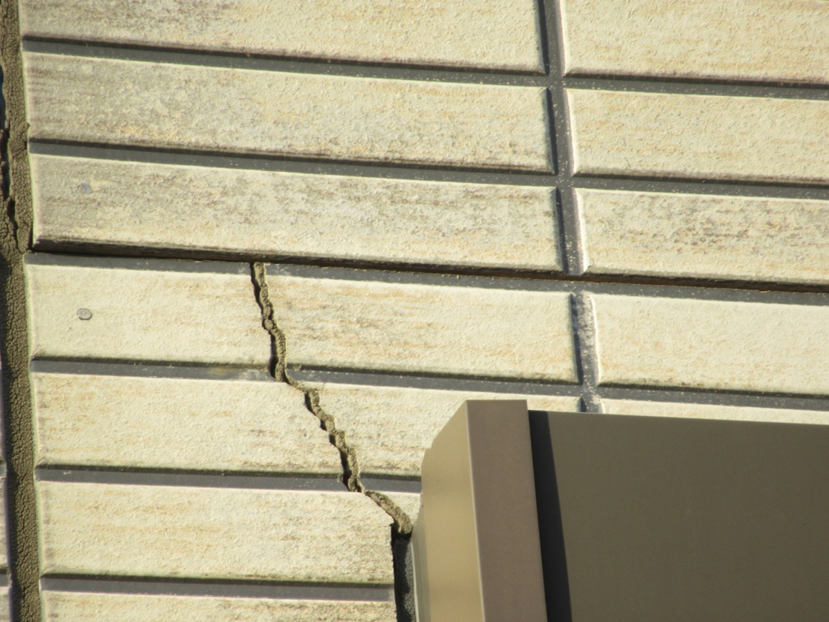 神奈川県逗子市・現場調査②チョーキング現象、サイディング外壁のひび割れ (2)