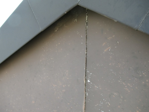 神奈川県逗子市・現場調査⑤破風板は塗膜が剥がれ、錆び、継ぎ目に隙間が。 (2)