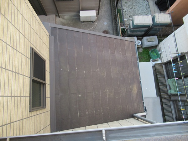 神奈川県逗子市・現場調査④スレート屋根のクラック、カビ、雪止めのサビ (1)