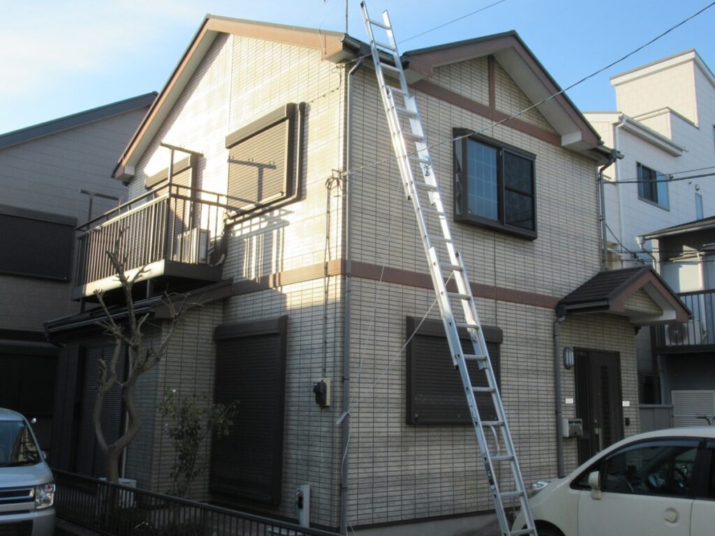 神奈川県逗子市・現場調査①外壁のひび割れ、コケを心配され、ご相談くださいました (3)