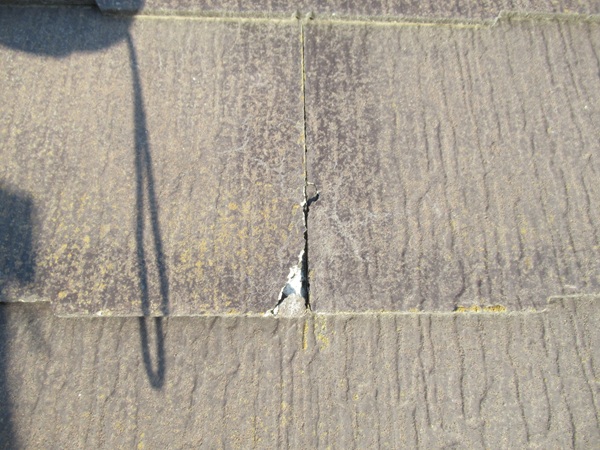 神奈川県逗子市・現場調査④スレート屋根のクラック、カビ、雪止めのサビ (2)