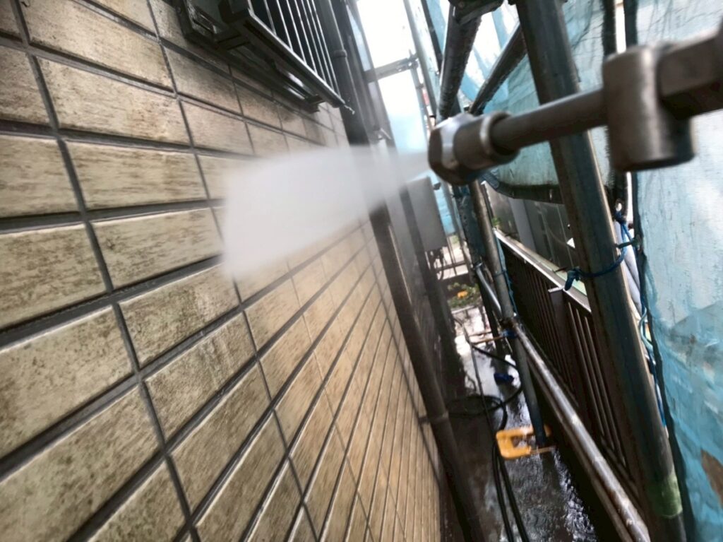 神奈川県逗子市|屋根塗装・外壁塗装①業務用高圧洗浄で汚れやコケを洗い流しました