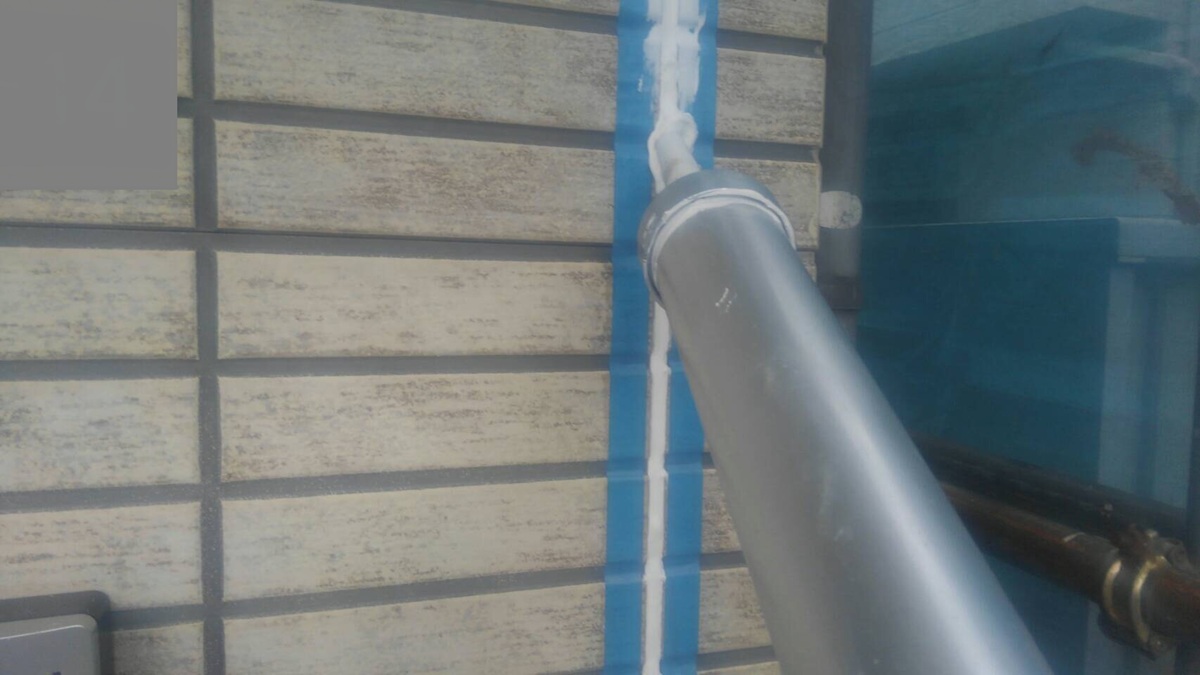 神奈川県逗子市|屋根塗装・外壁塗装②ひび割れていたコーキングを200m近く打ち替え