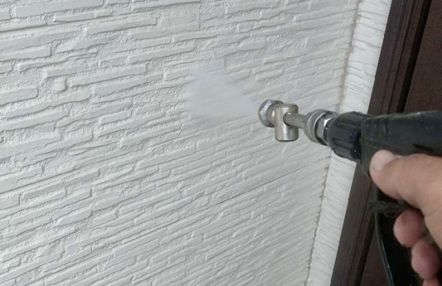 外壁コケの効果的な落とし方