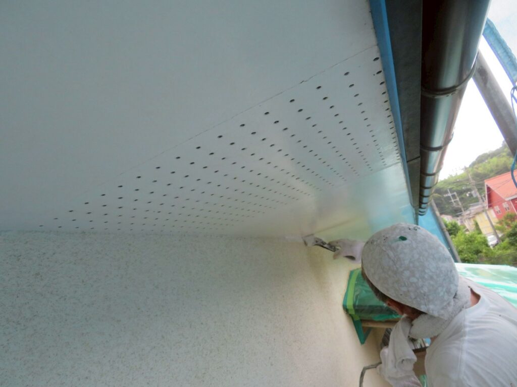 横須賀市外壁塗装・漆喰工事⑤軒天塗装(ケンエースG-IIで2度塗り仕上げ) (1)