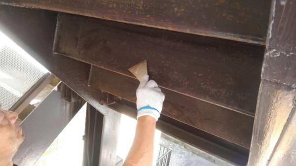 横須賀市外壁塗装・漆喰工事④外壁と笠木の間のシーリング打ち替えとケレン作業 (1)