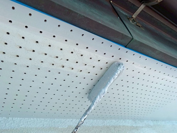 横須賀市外壁塗装・漆喰工事⑤軒天塗装(ケンエースG-IIで2度塗り仕上げ) (5)