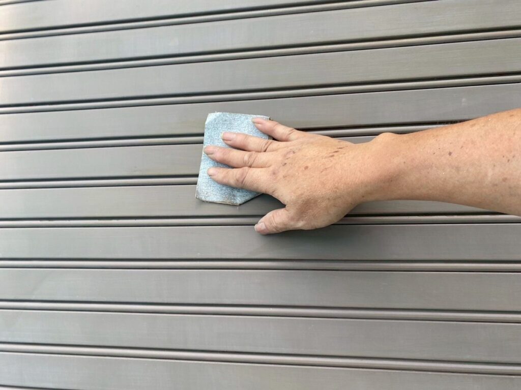 横須賀市外壁塗装・漆喰工事④外壁と笠木の間のシーリング打ち替えとケレン作業 (3)