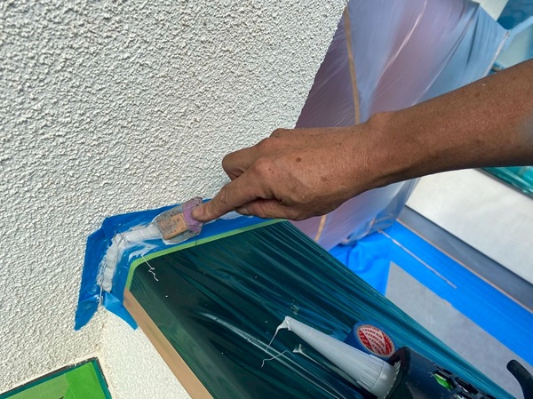 横須賀市外壁塗装・漆喰工事④外壁と笠木の間のシーリング打ち替えとケレン作業 (2)