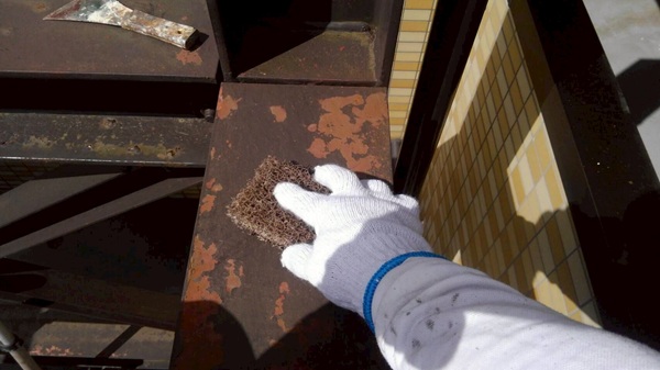 横須賀市外壁塗装・漆喰工事④外壁と笠木の間のシーリング打ち替えとケレン作業 (4)