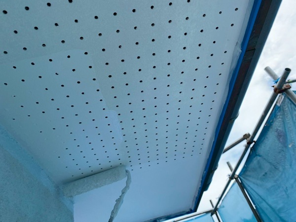 横須賀市外壁塗装・漆喰工事⑤軒天塗装(ケンエースG-IIで2度塗り仕上げ) (3)