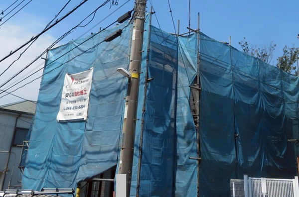 屋根の上まで足場仮設~高圧洗浄で汚れを除去横須賀市屋根塗装・外壁塗装① (2)