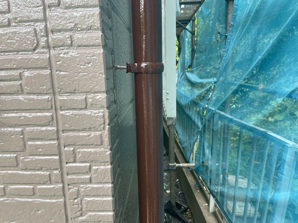 横須賀市外壁塗装・屋根塗装⑧鼻隠しと雨どいを同時に塗装し、艶よく仕上がりました (1)