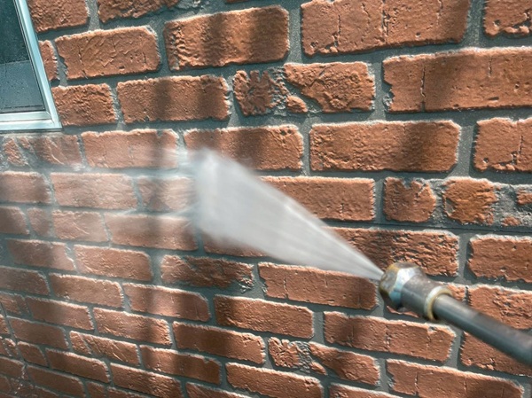 建物全体を高圧洗浄で除去!雨樋の詰まりも解消|神奈川県横須賀市戸建て② (1)